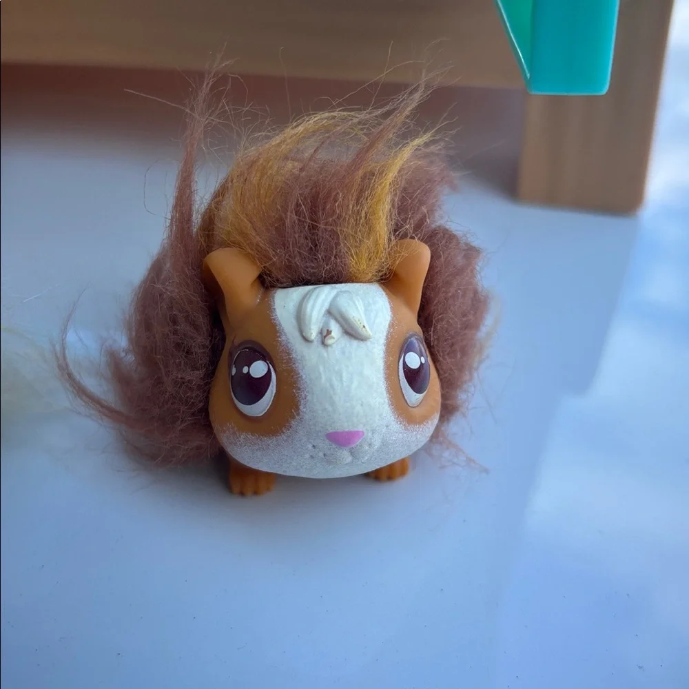 Little LIVE pets Mama Surprise Guinea Pig Set